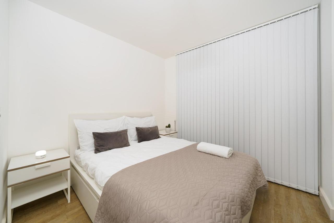 Stylish Fully-Equipped One Bedroom Apartment With Extra Sofa Bed, Free Secure Parking, Onsite Gym, 24Hr Security & Concierge London Bagian luar foto