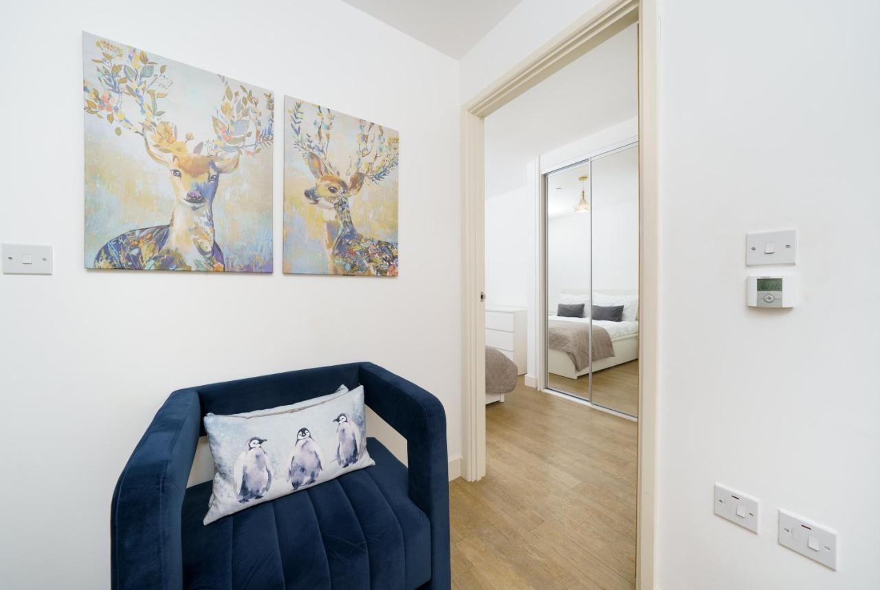Stylish Fully-Equipped One Bedroom Apartment With Extra Sofa Bed, Free Secure Parking, Onsite Gym, 24Hr Security & Concierge London Bagian luar foto