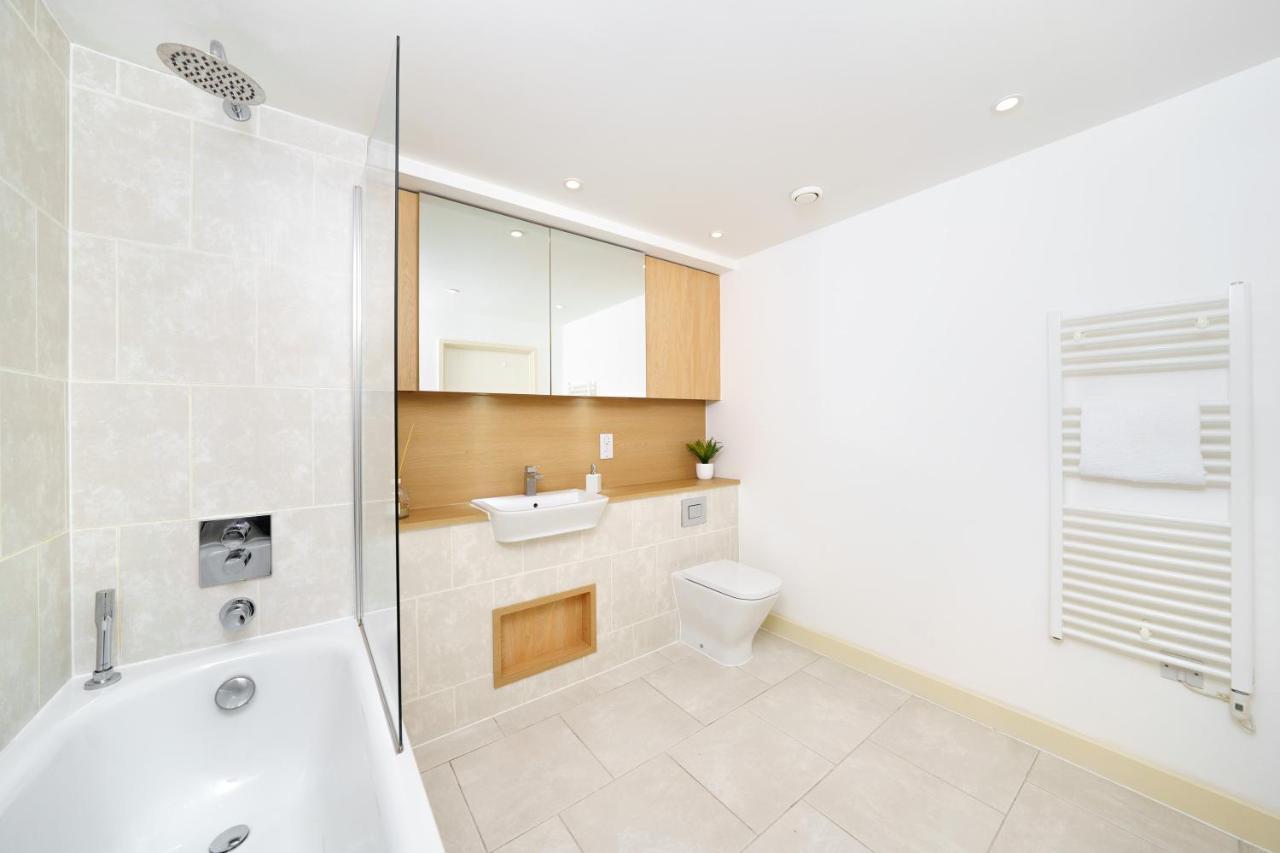 Stylish Fully-Equipped One Bedroom Apartment With Extra Sofa Bed, Free Secure Parking, Onsite Gym, 24Hr Security & Concierge London Bagian luar foto